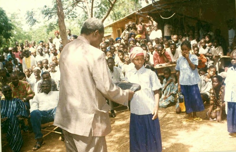 Images/02-Erffnung-Kind bekommt Schulsachen2.jpg